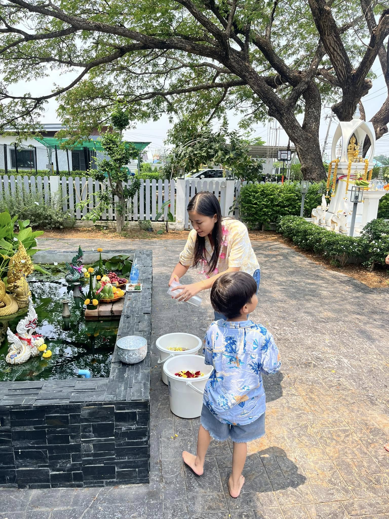 รดน้ำดำหัว เนื่องในวันปีใหม่ไทย
