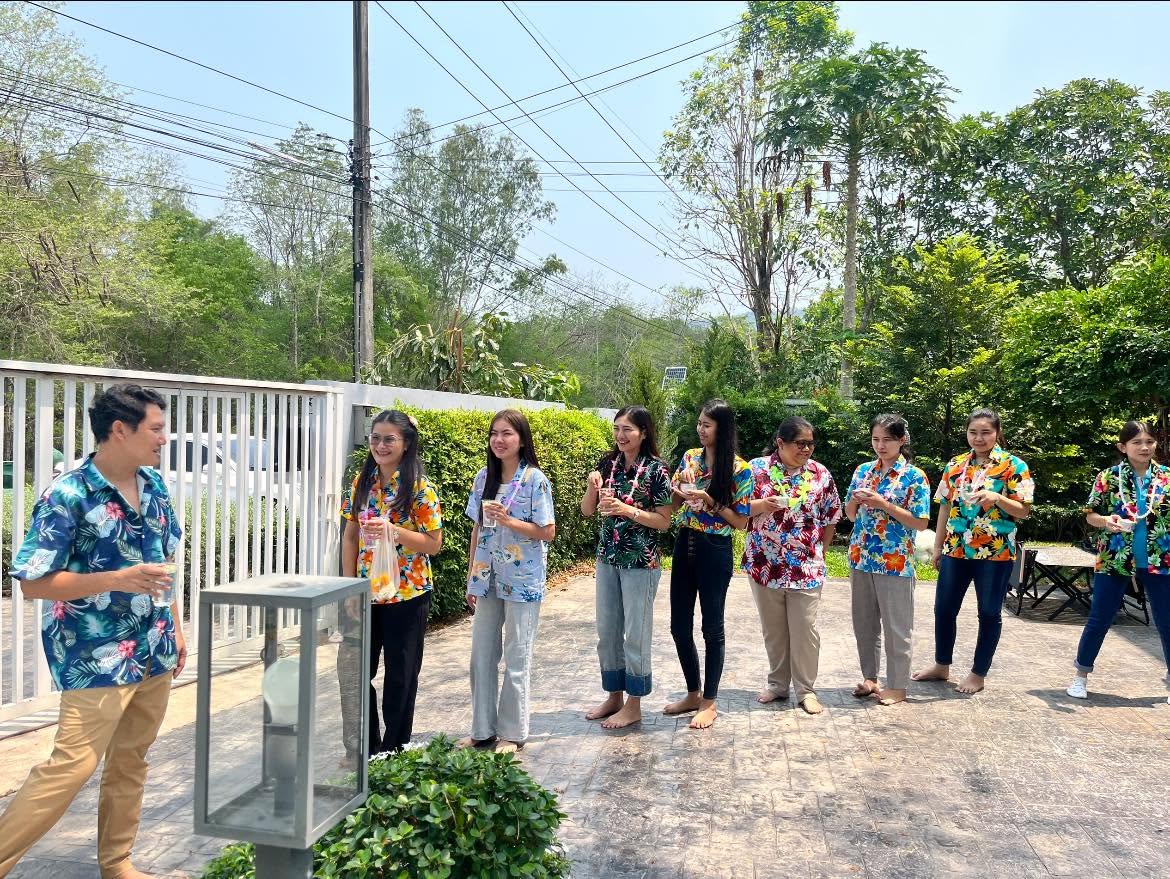 รดน้ำดำหัว เนื่องในวันปีใหม่ไทย