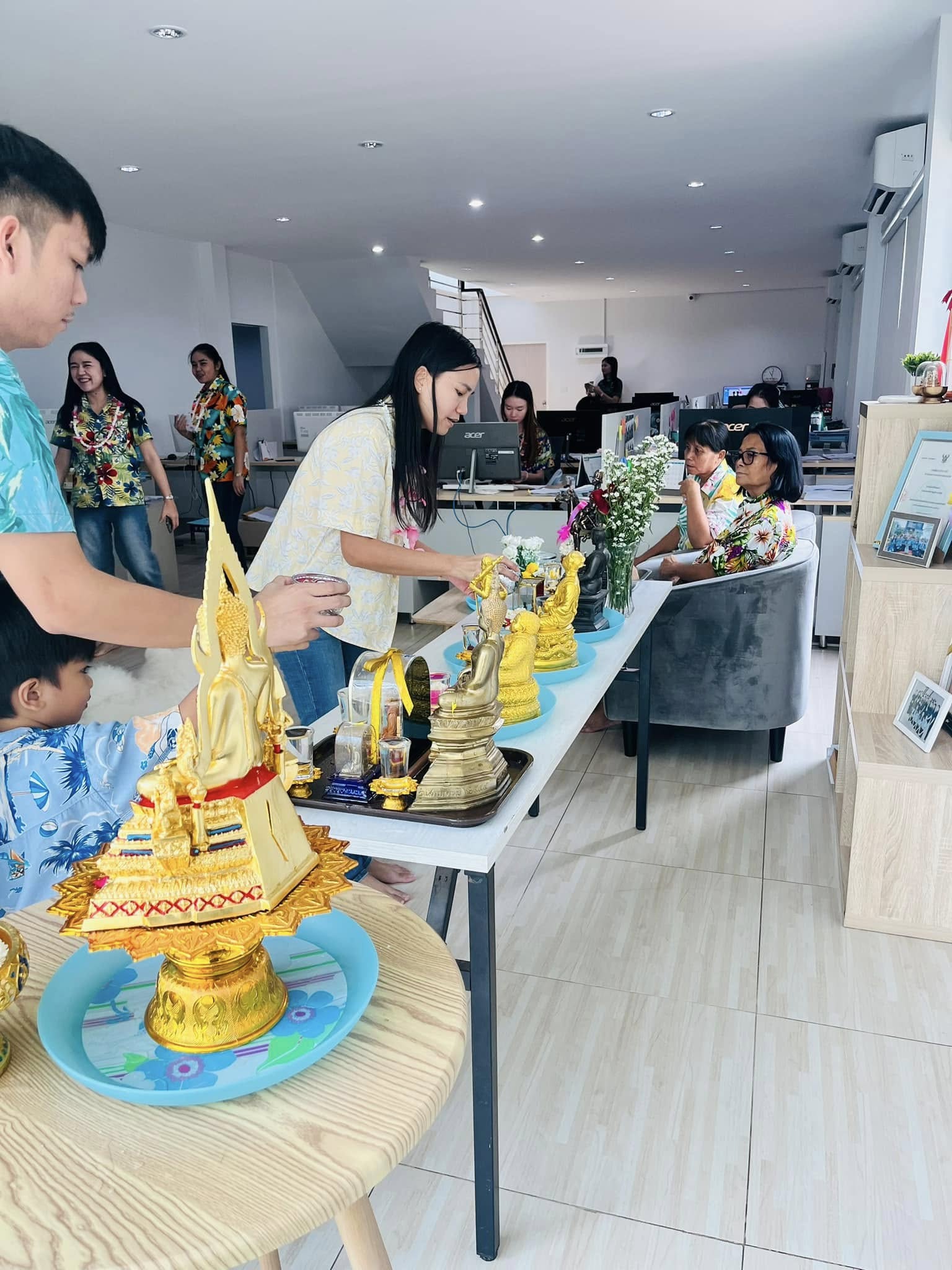รดน้ำดำหัว เนื่องในวันปีใหม่ไทย